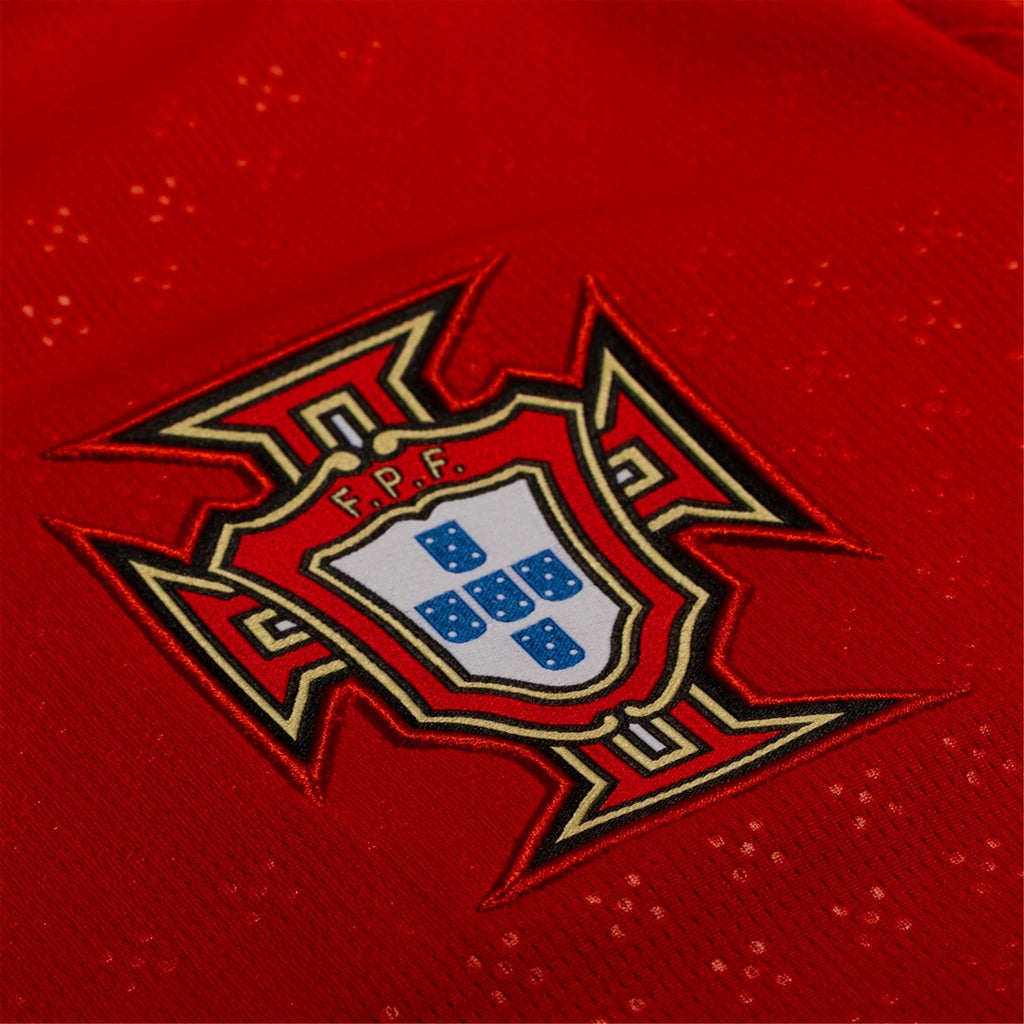 P Camiseta Local Juvenil Portugal Cristiano Ronaldo 25/26 (Rojo Deporte/Almendra Azucarada)